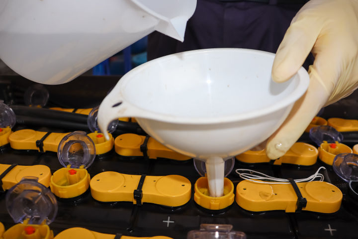 免維護(hù)蓄電池如何手動(dòng)加水？加水步驟介紹
